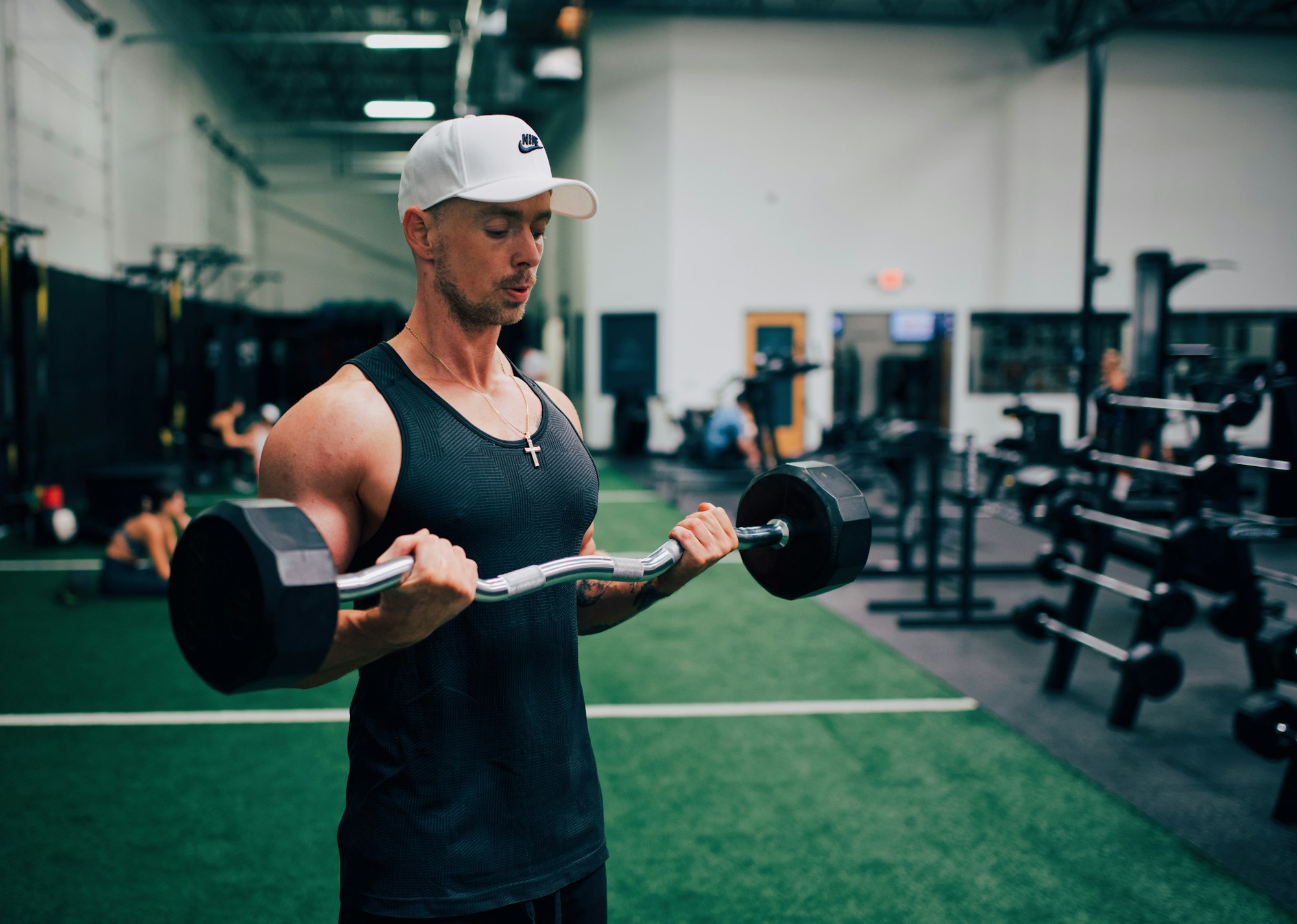 Armvet kwijtraken, man doet bicep curl met dumbbell