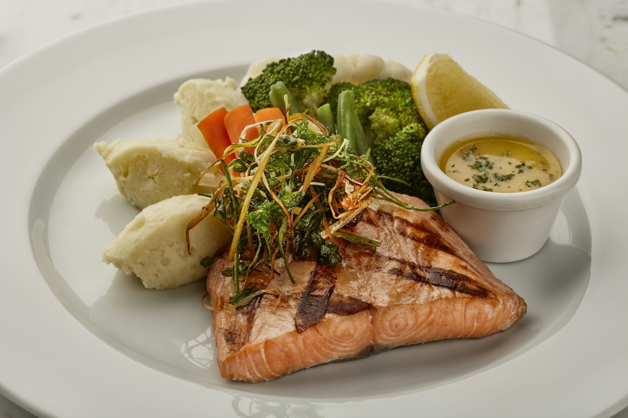 Eiwit en vetverlies - gegrilde zalm met groenten op bord