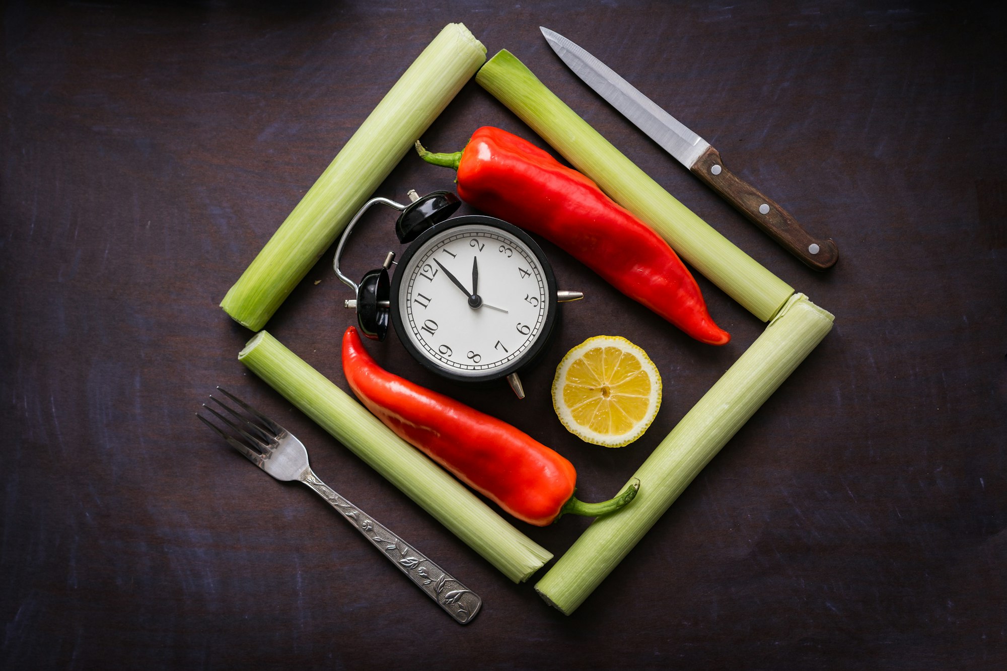 Intermittent fasting voor vetverlies, klok met groente