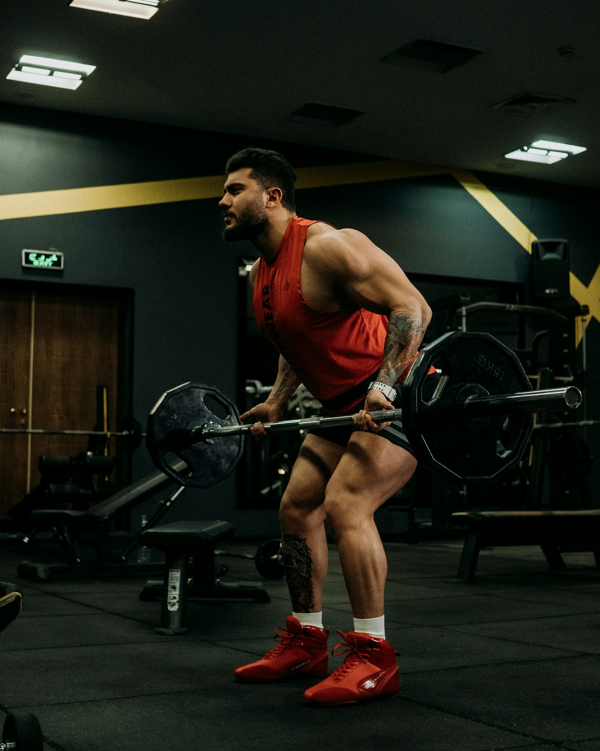Krachttraining voor vetverlies - man met barbell in gym