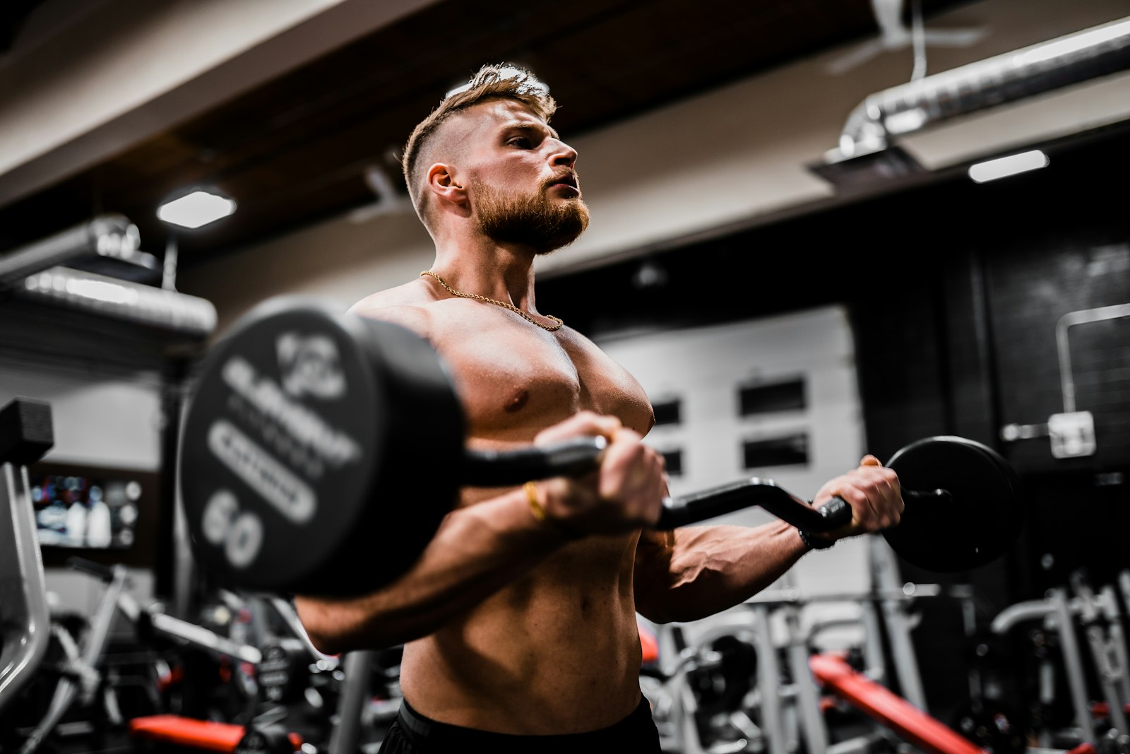 Mind muscle connection bij krachttraining: gefocuste atleet tijdens een set