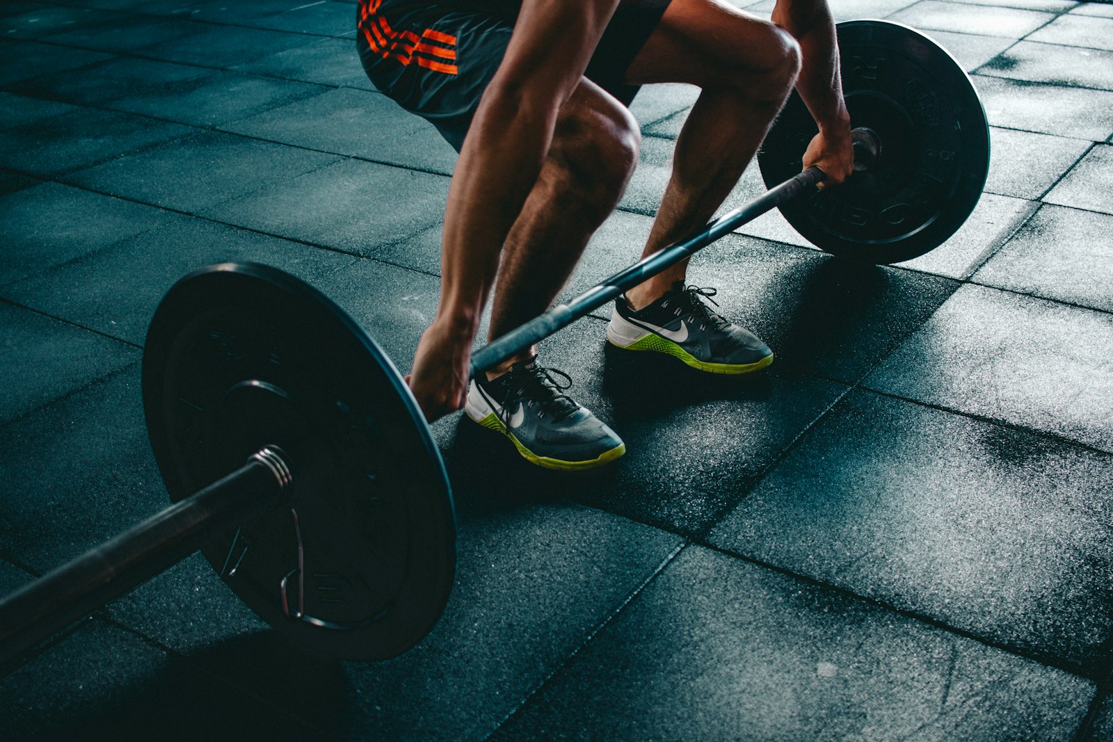 Trainen tot falen: man pusht zware bench press tot de laatste herhaling